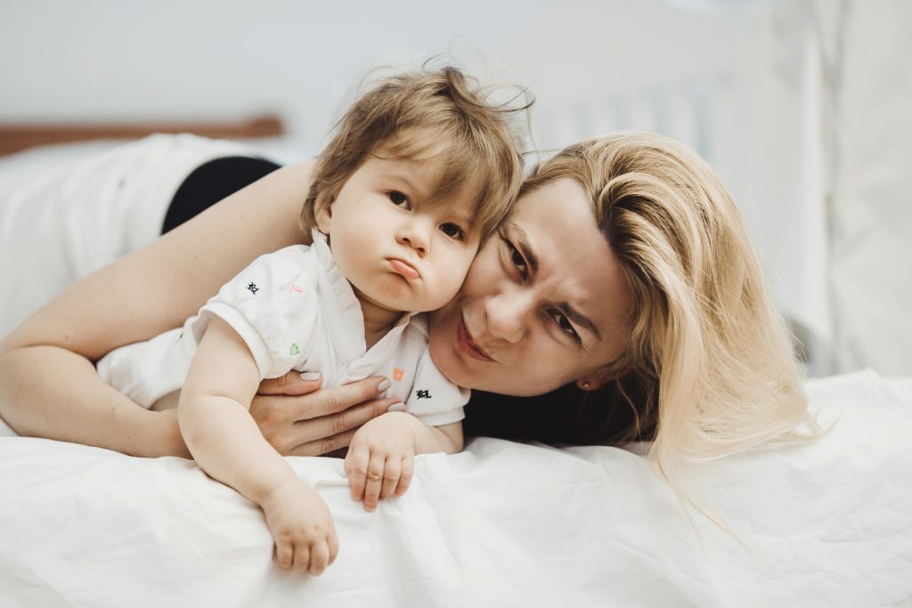 во сколько месяцев ребенок начинает ползать