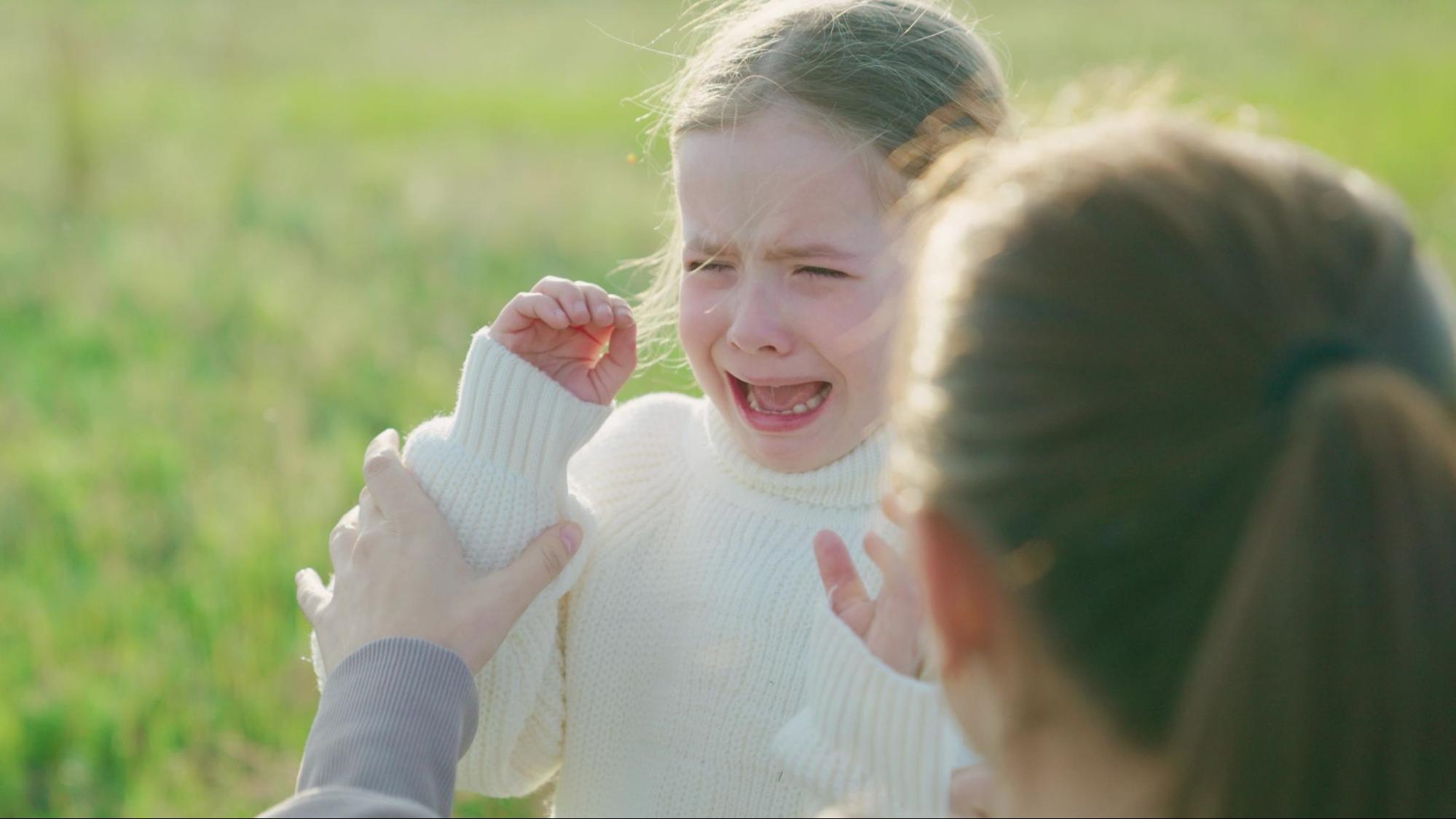 как отвлечь ребенка от истерики