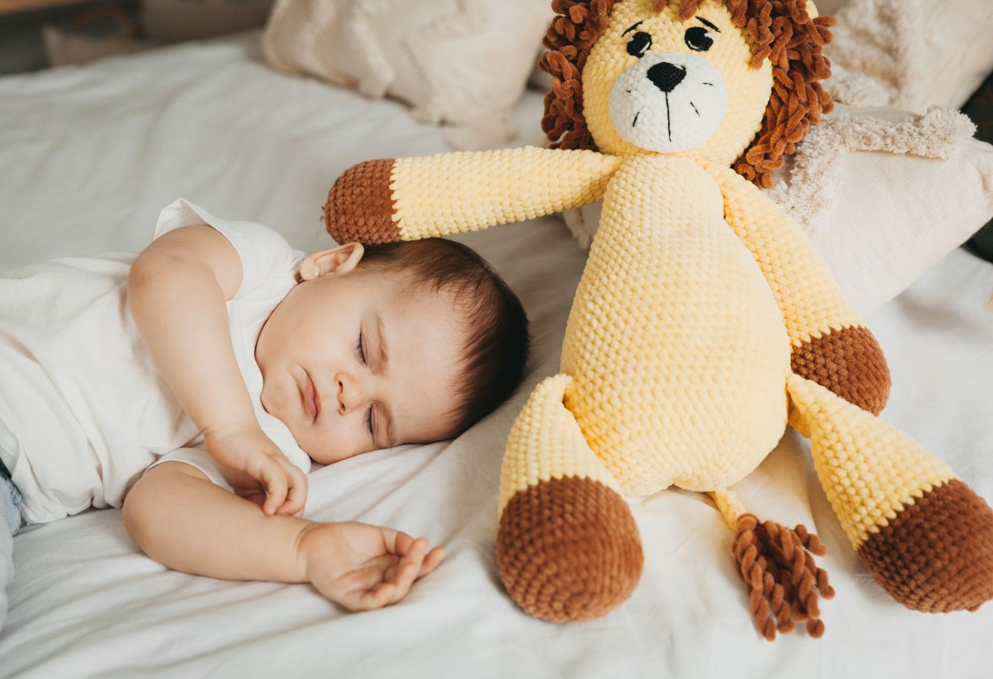 сколько должен спать ребенок в год