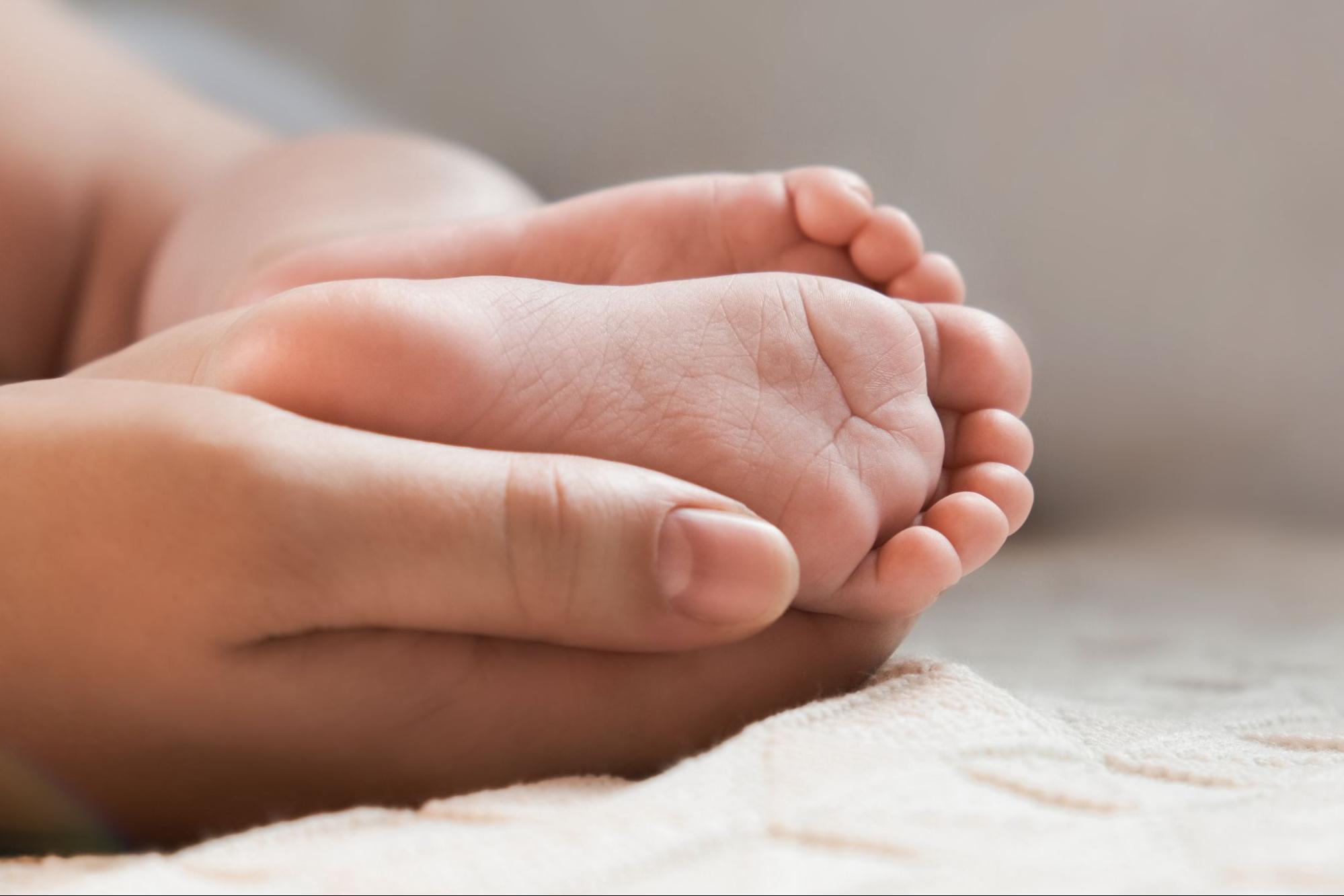 на сколько выкладывать новорожденного на живот