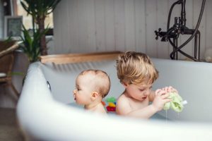 Грудничковое плавание в ванной дома и в бассейне