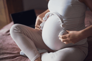 Когда малыш начинает слышать в утробе?