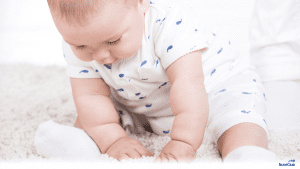 От рождения до 6 месяцев: из положения лежа в положение сидя