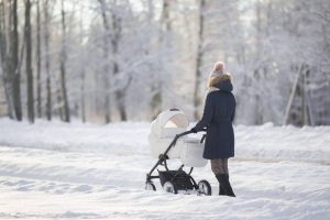 Сколько можно гулять с новорожденным зимой: инструкция для молодых родителей