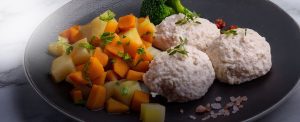 Мясные фрикадельки на пару с овощами и зеленью