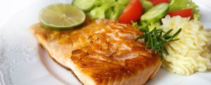 Запеченный лосось с картофельным пюре и легким салатом из свежих овощей