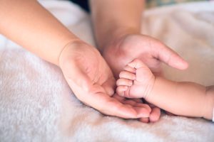 Как понять, что новорожденный наелся: признаки сытости малыша