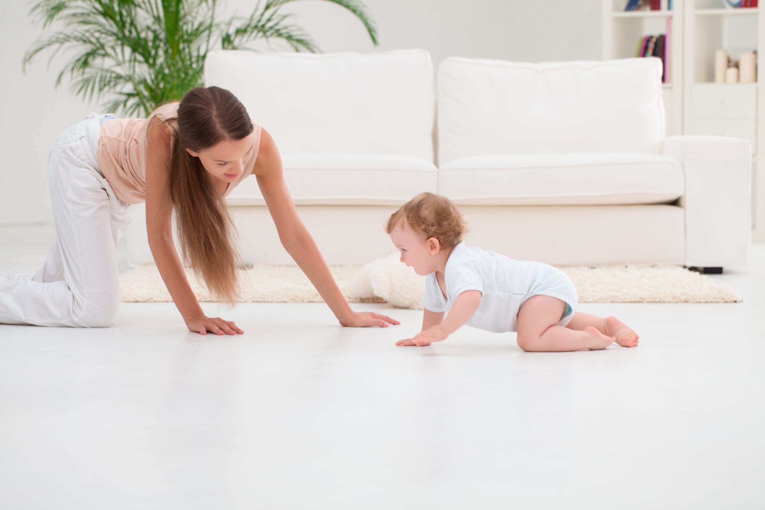 Когда ребенок начинает ползать